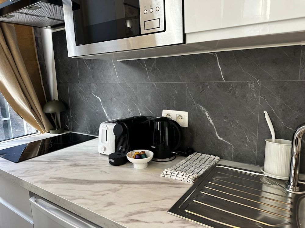 Stylish 1BR plus LR Apt Ghent Castle