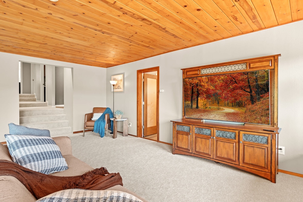 Mountain View Family Retreat w Game Room Scenic Decks