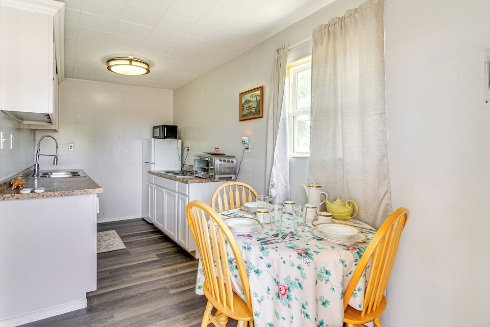 4 Mi to Rio Grande: Bosque Farms Home w/ Patio!