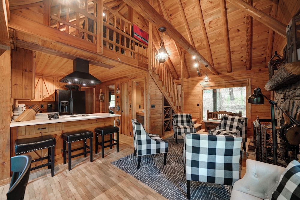 The Guest House Historic Cabin in Big Canoe