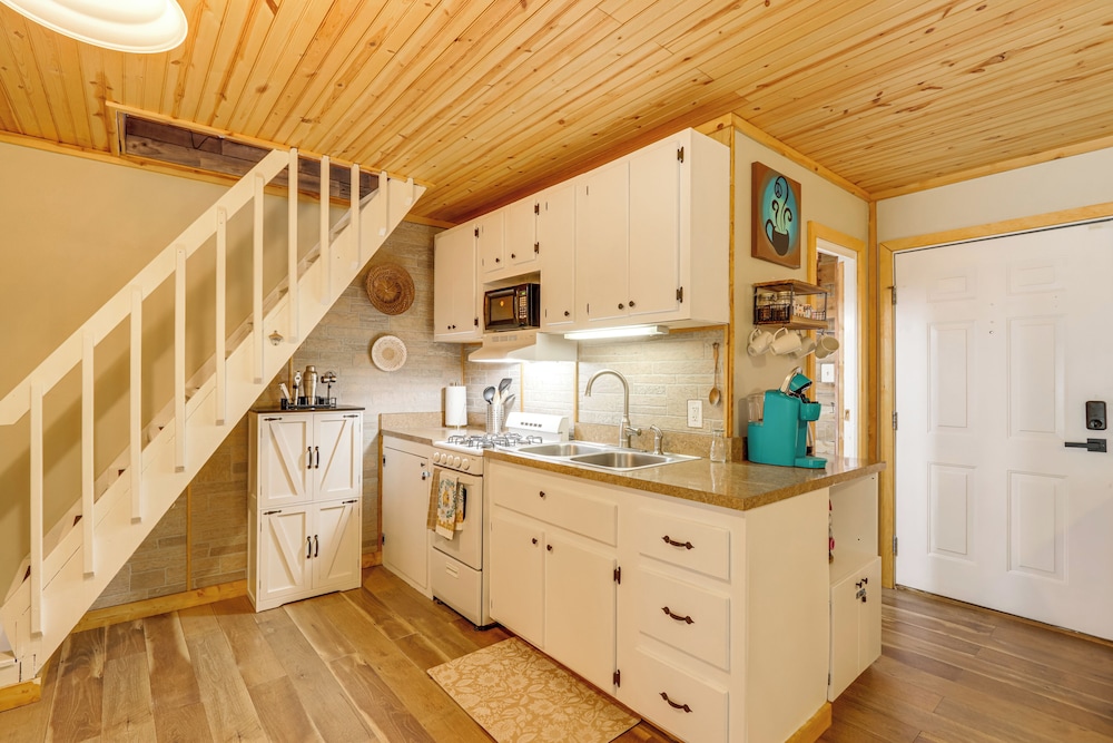 Pet-friendly Mtn Retreat w/ Yard in Blairsville!
