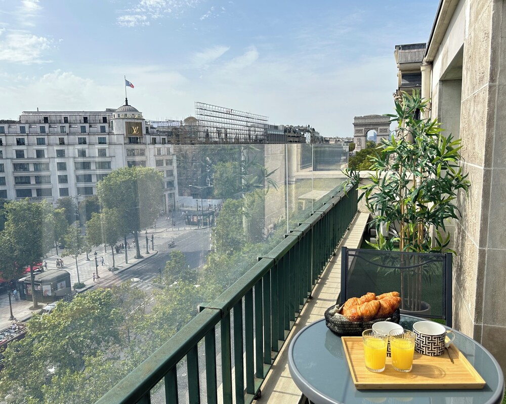 1610 Champs-Élysées