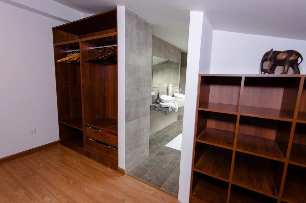 4 Bed Villa Estate Sleeps 7 - Pool, Garden, Sauna