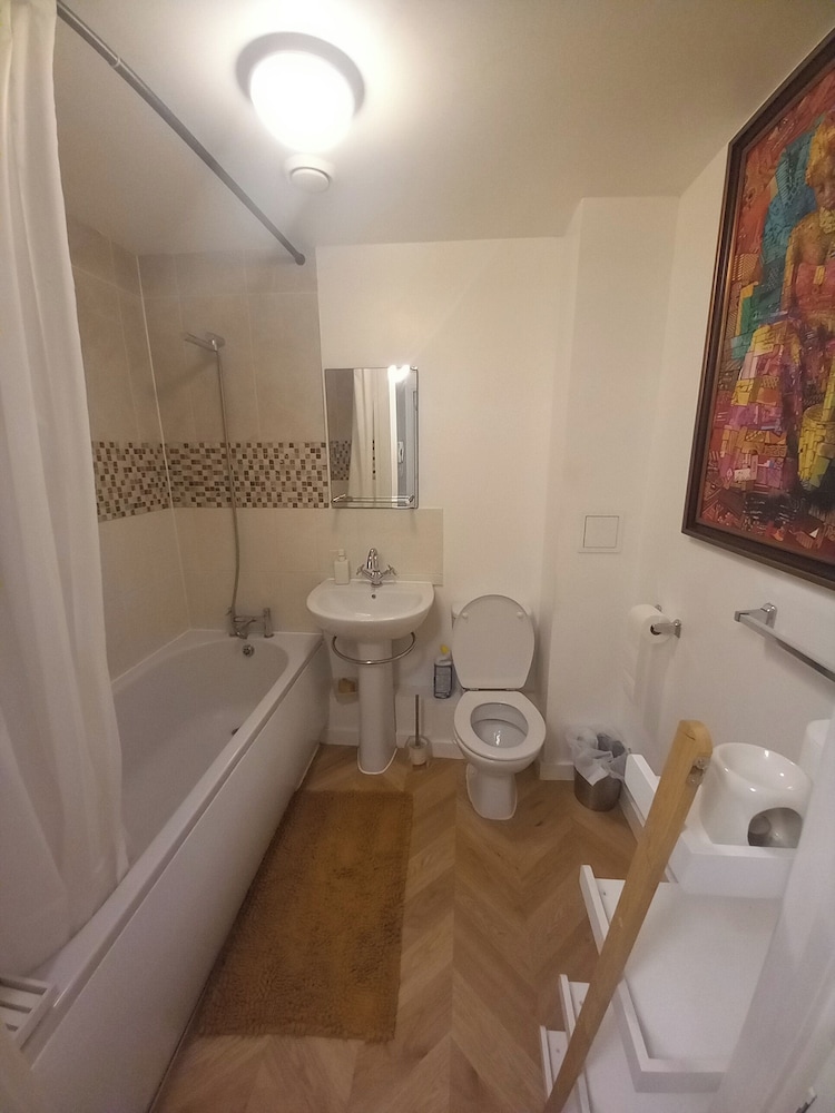 5 Guests - Pet Friendly - Balcony & Free Parking