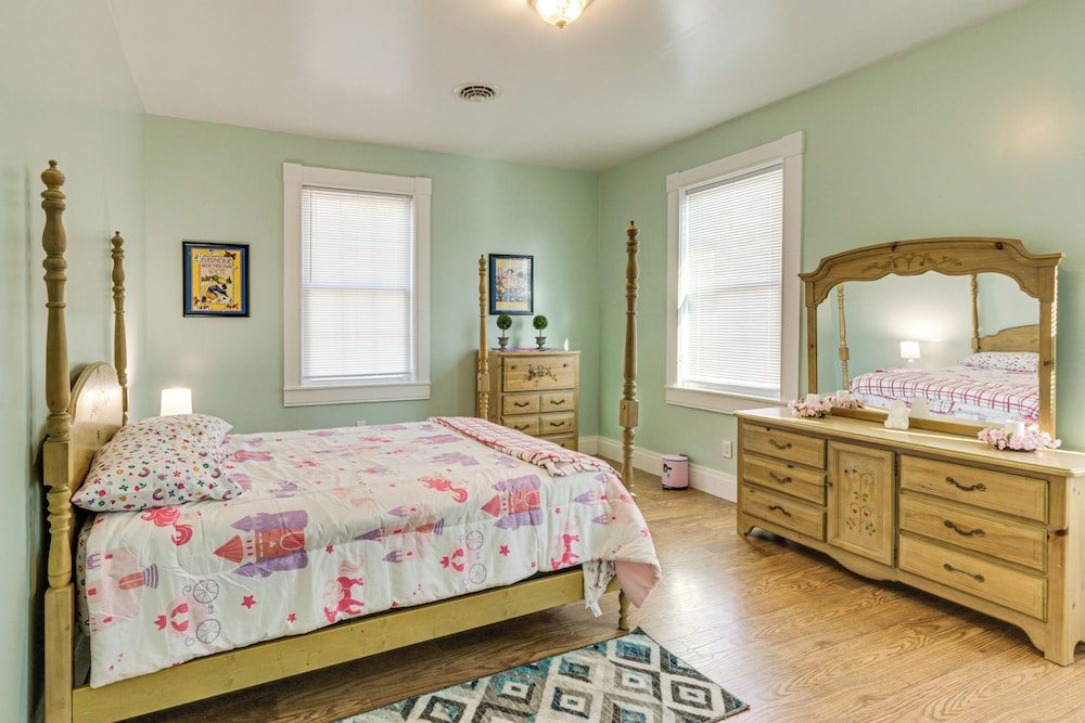 5,000 Sq Ft Antebellum Farmhouse 3 Mi to Antietam!