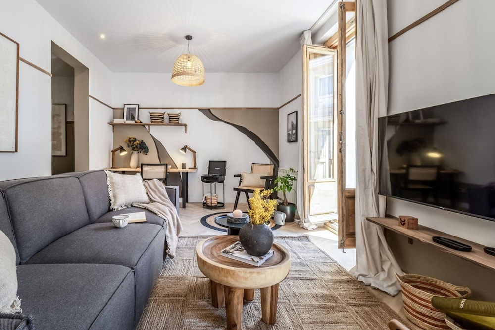 Eriste - 2 Bedrooms in Malasa a