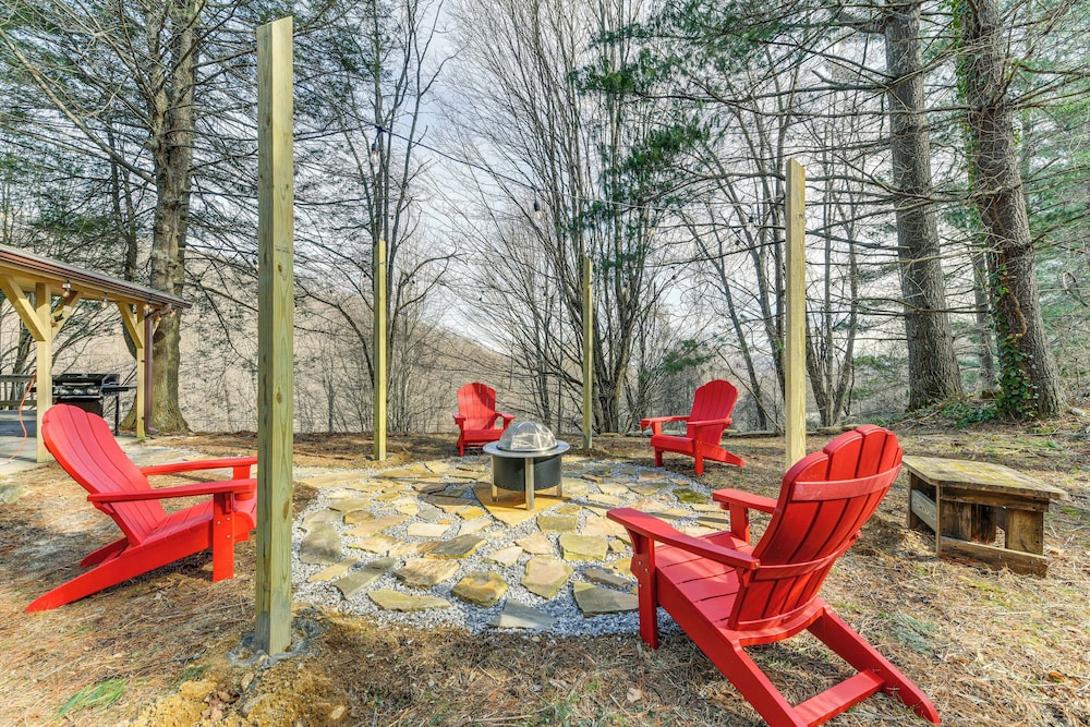 Hot Tub & Mountain Views: Waynesville Retreat!