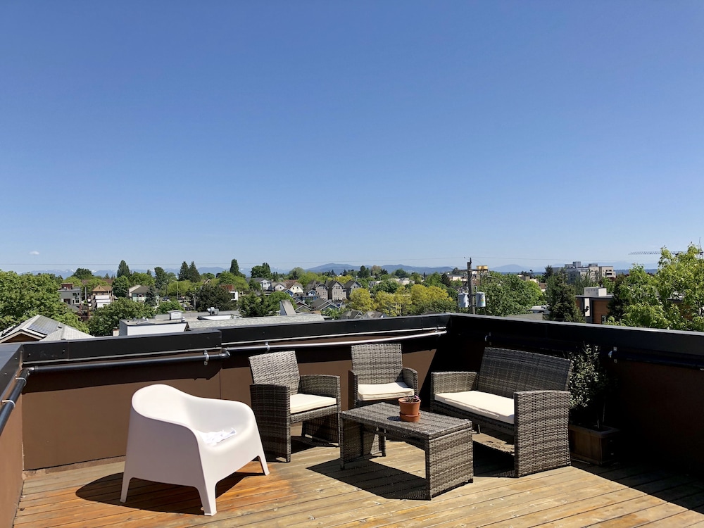 Central Modern Home with Rooftop