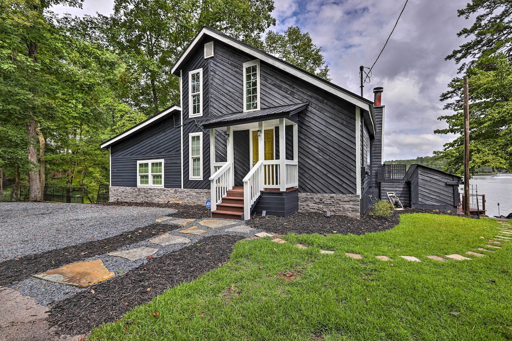 Waterfront Gem on Lake Sinclair With Boat Dock! view 3