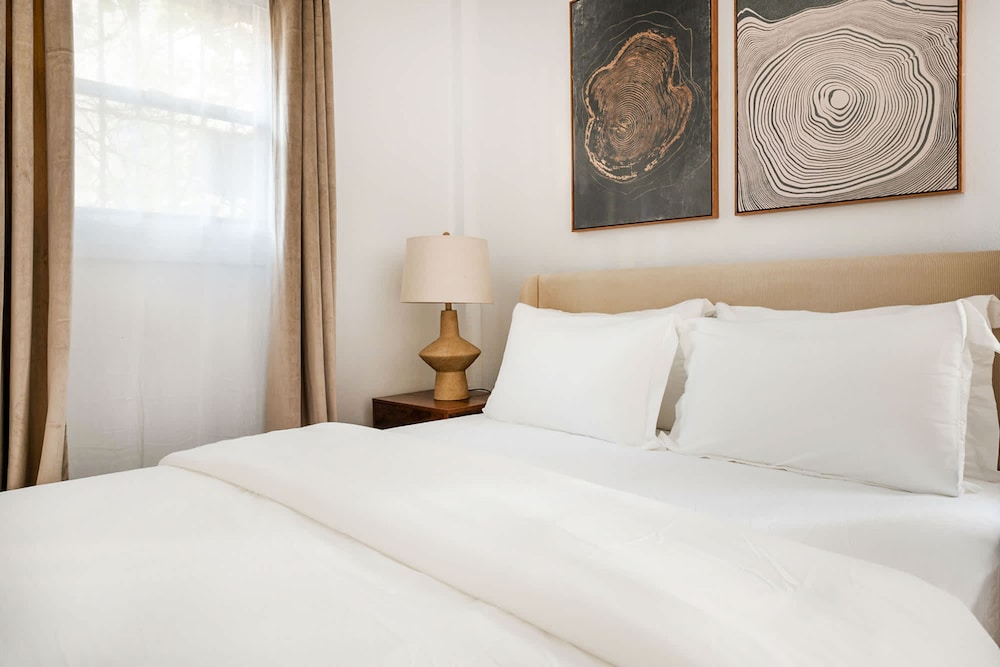 26-1c Gramercy Large 1BR WD