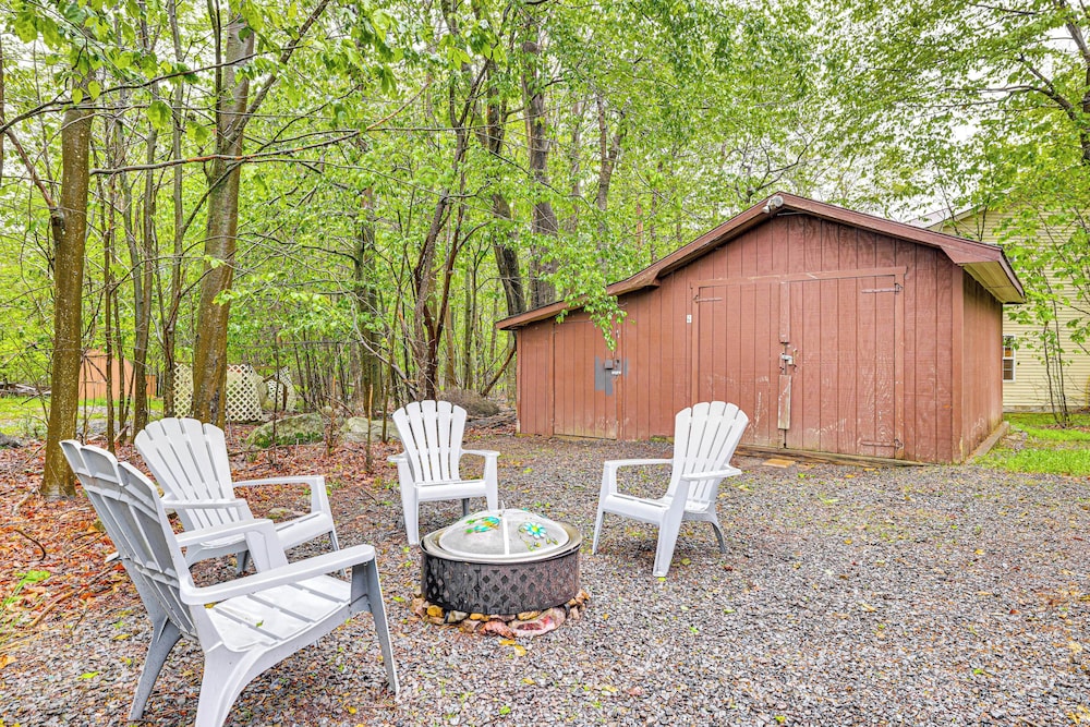 Pool & Lake Access: Family Poconos Cabin w/ Deck