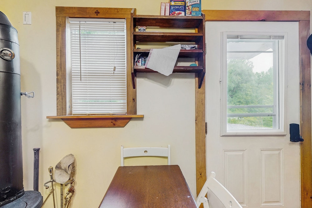 1 BR Tiny House, Window AC, Bbq, Fire Pit, W & D