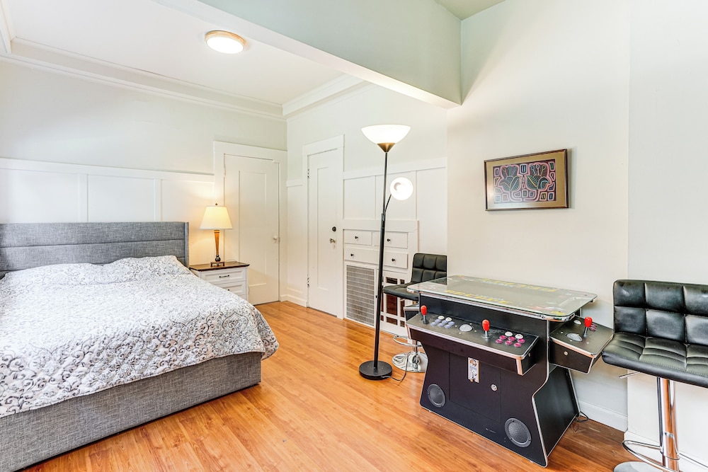 Stroll to SF Bay Beaches! Cozy Home in Alameda