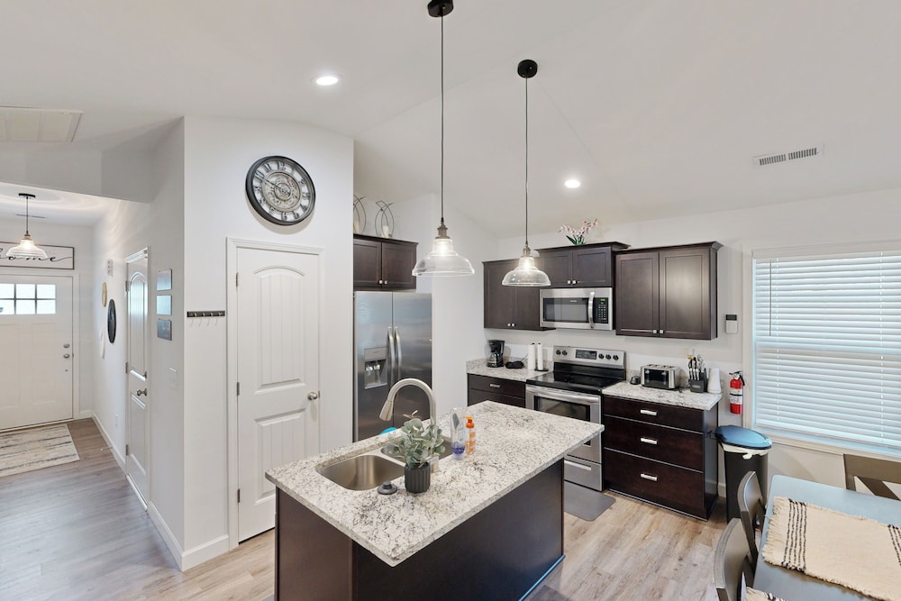 3BR Charming, Dog Friendly Home w/ Fire Pit!
