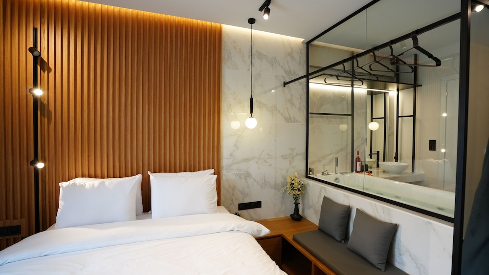 Luxury Suites with JACUZZI by Sea&theCity