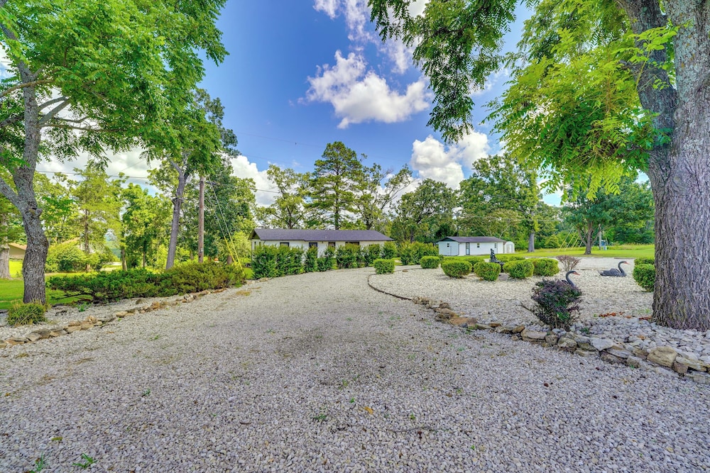 Near Table Rock Lake: Family Home w/ Deck & Views