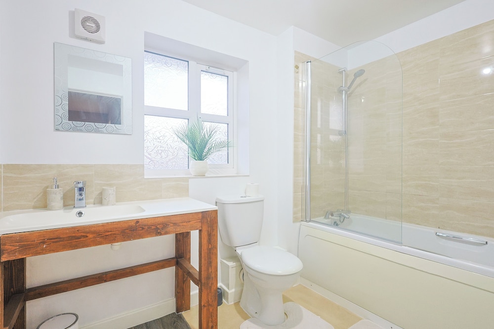Manchester 3-beds, Sleeps 6 With On-site Parking