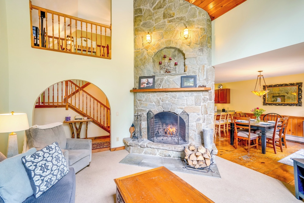 Game Room, Hot Tub! Year-round Dover Retreat