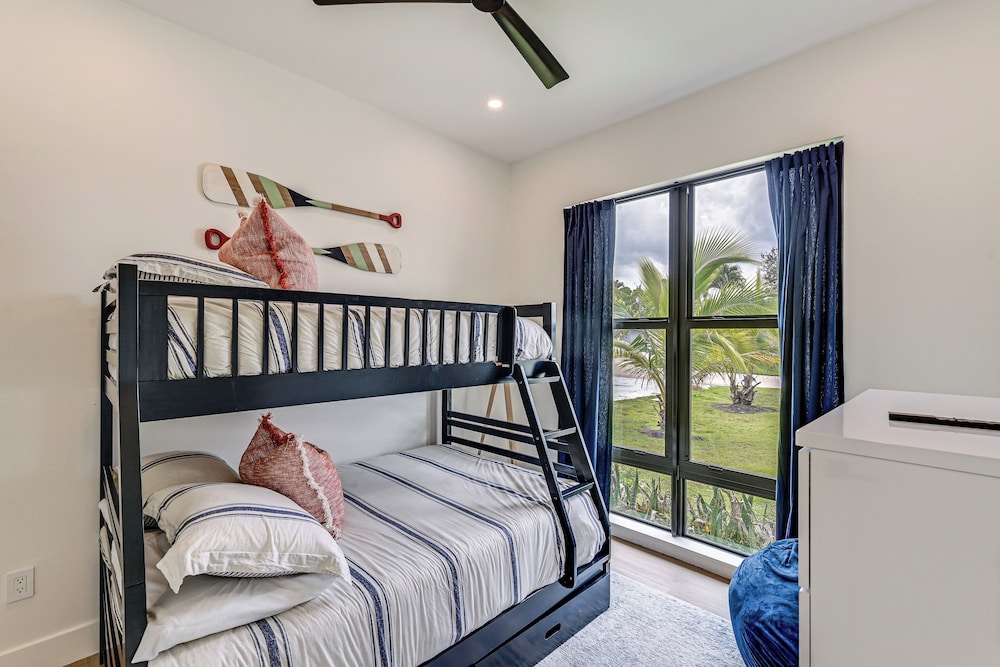 Luxe Outdoor Living: Naples Getaway 2 Mi to Beach!