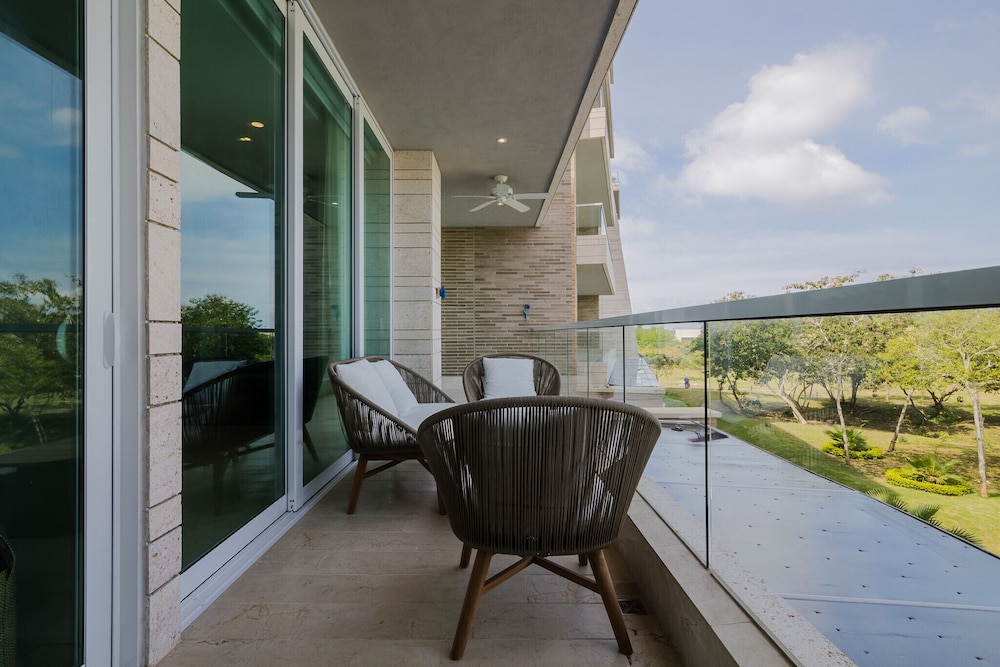 2BR 5 Guests Private Balcony and Shared Pool