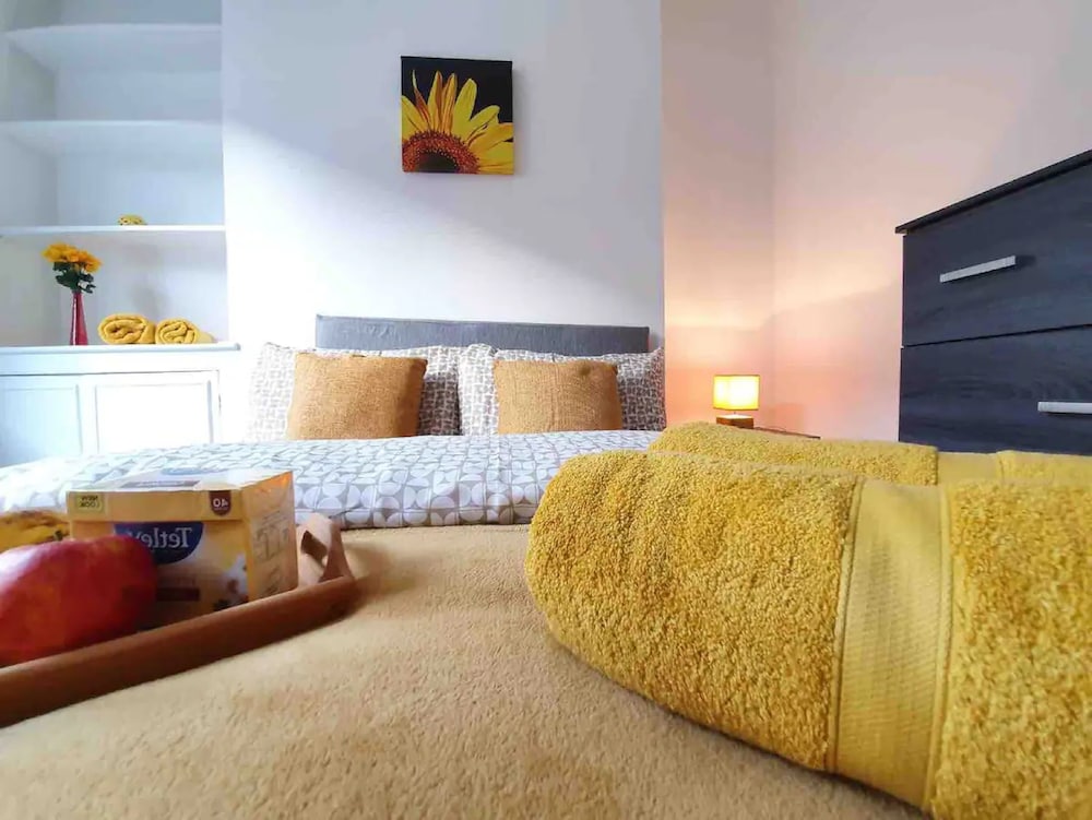 Lovely 3-bed Apartment in Coventry view 4