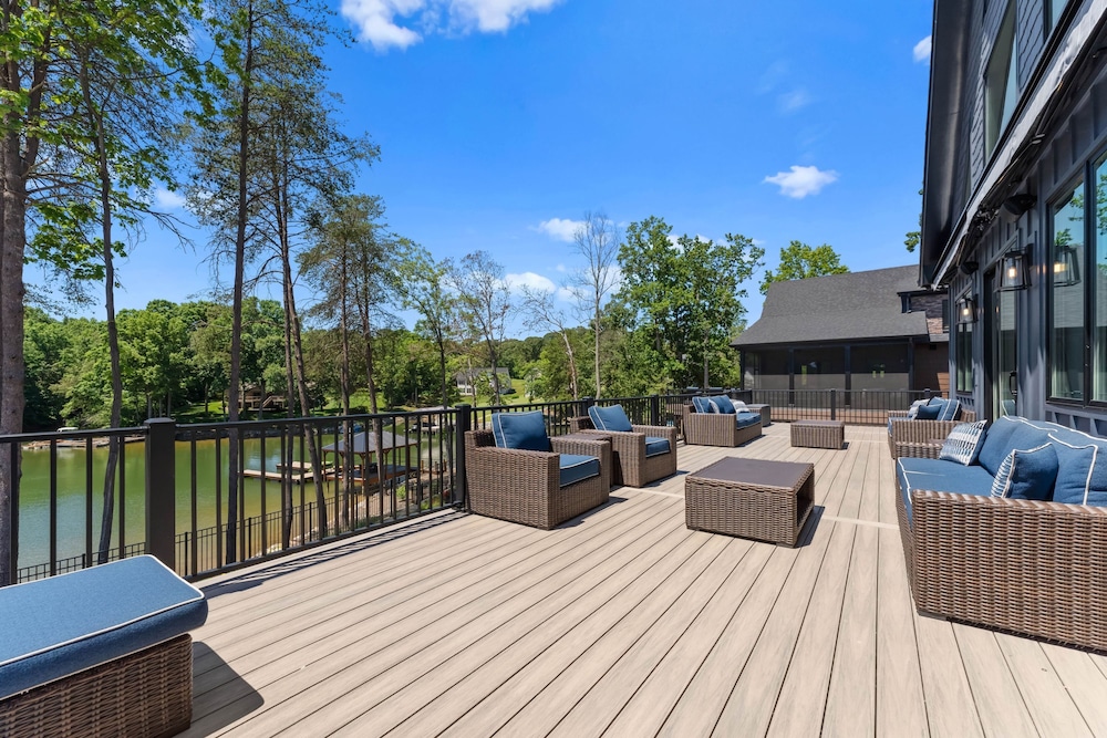 Blue Heron by Avantstay Lakefront Dock Pool Theater Sleeps 22