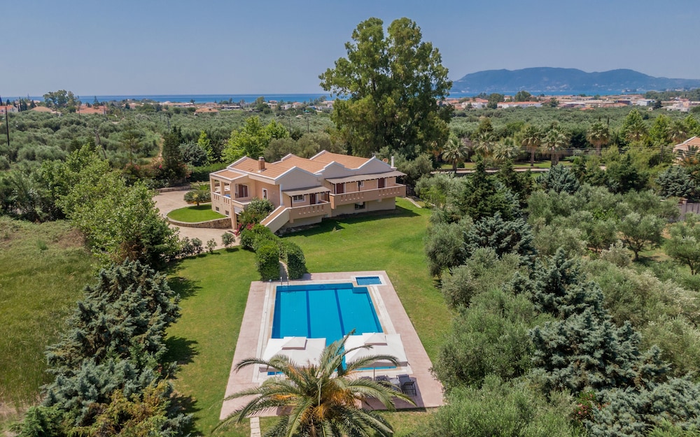 Leone Luxury Villas