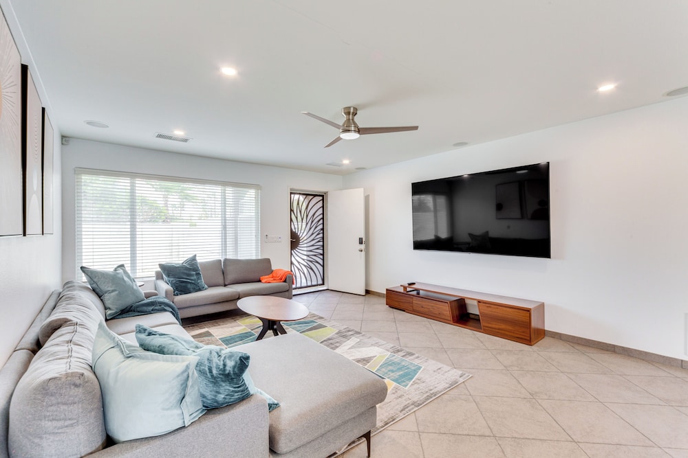 Outdoor Entertainment: Palm Springs Group Escape