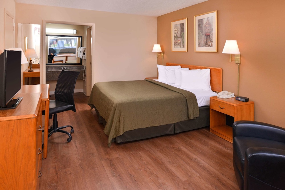 Collinsville Vacations - Quality Inn Dutch Inn - Property Image 3