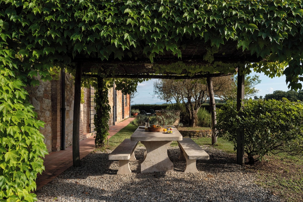 Country Villa In Tuscan Hills