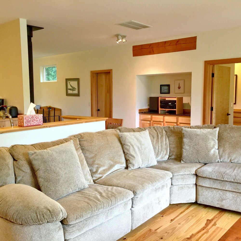 Mt Baker Rim Cabin 70 A pet Friendly Vacation Home With a hot tub and Wifi