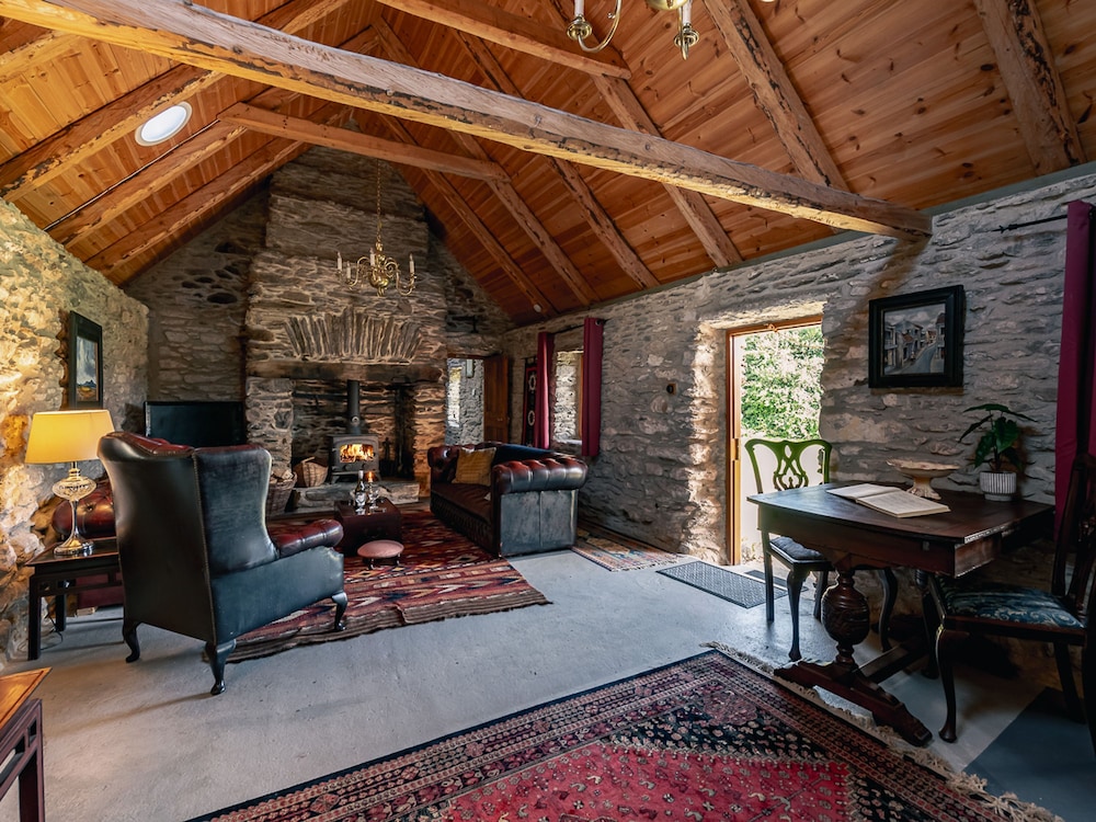 Traditional Style Thatched Cottage With Modern Amenities