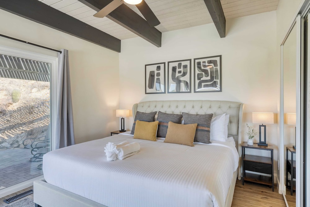 Panoramic Views, Private Pool, Patio Lounge w/ Firepit Royal Palm by Avantstay