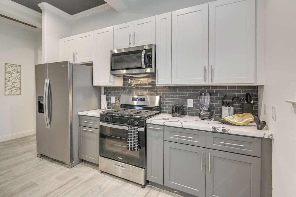 4 Mi to NRG Stadium: Luxurious Houston Townhome!