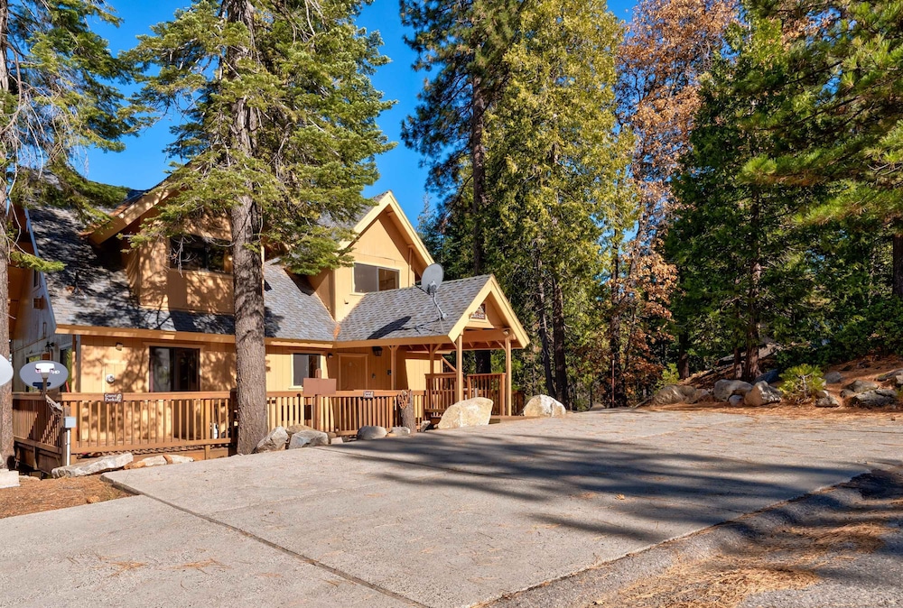 Yosemite Quail - Nestled in With a View!