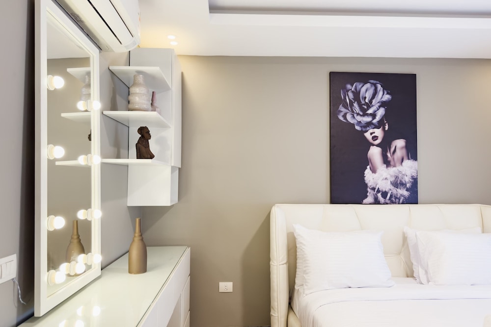 Flattering 2bdr - 5 min to Airport