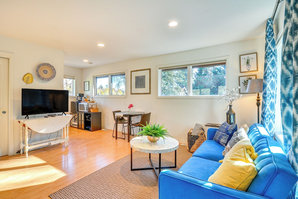 Walk to Willamette River: Studio in West Linn