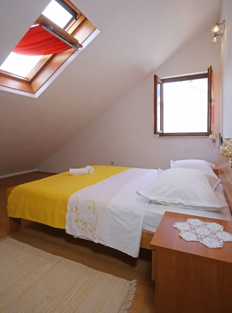 Neda - Perfect Location & Free Parking - A3 view 3
