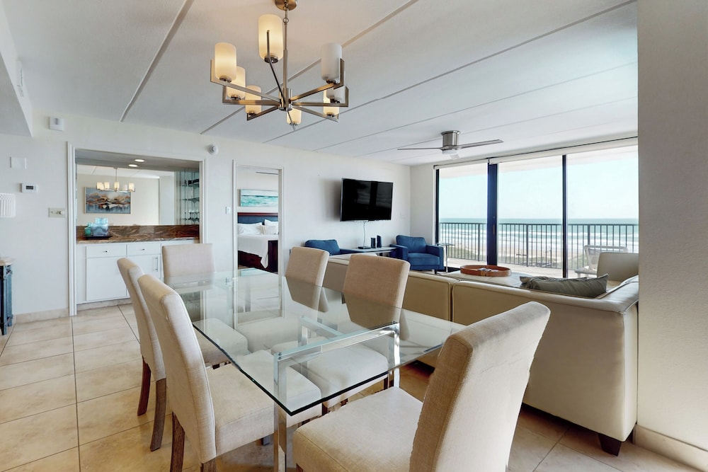 Gulf-view Corner 3BR w/ Balcony & Luxe Amenities