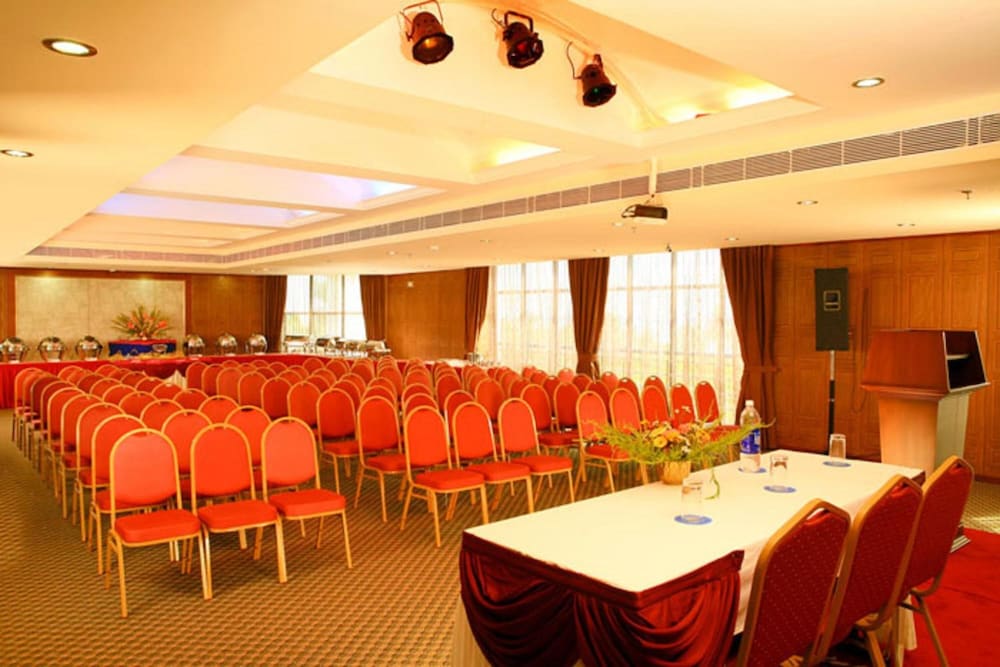 Regant Lake Palace