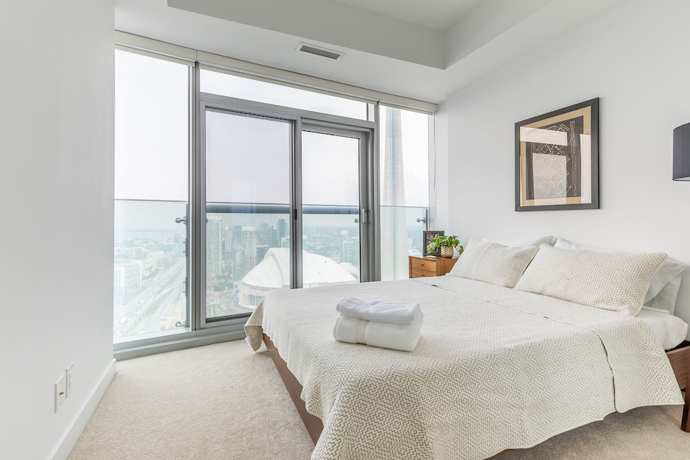 Sky Home with Stunning View of Toronto and Lake Ontario - Image 5