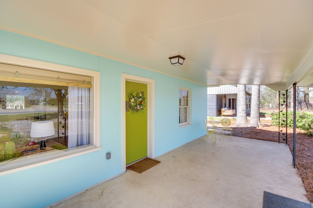 Colorful & Retro Perkinston Cottage w/ Yard!