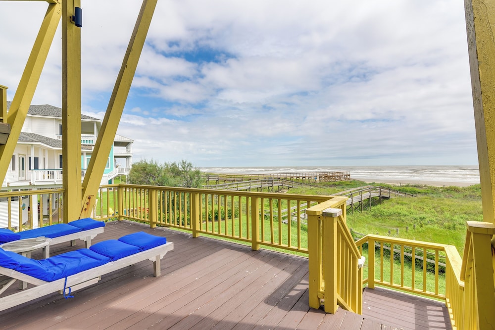 Oceanfront Home w/ Beach Access in Galveston