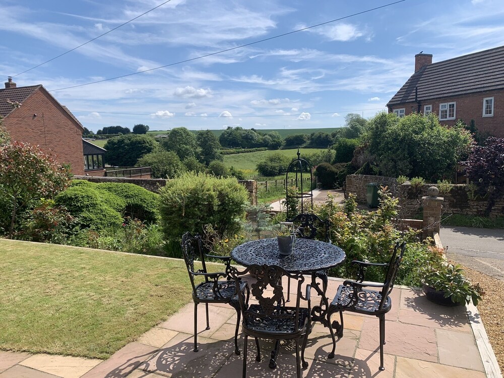 Vale View - Sleeps 6 - Pets Ok - Garden - Parking