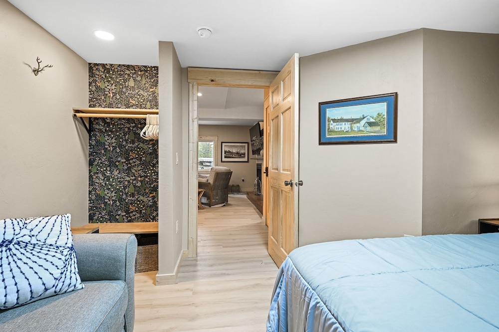 5 BR Family Hangout I Lake Views I Firepit