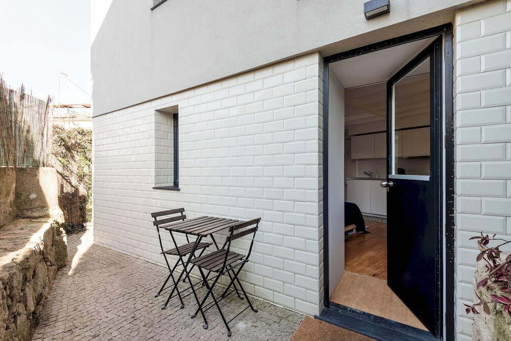Flora1 Flora Apartments, Studio 1 w/ Patio