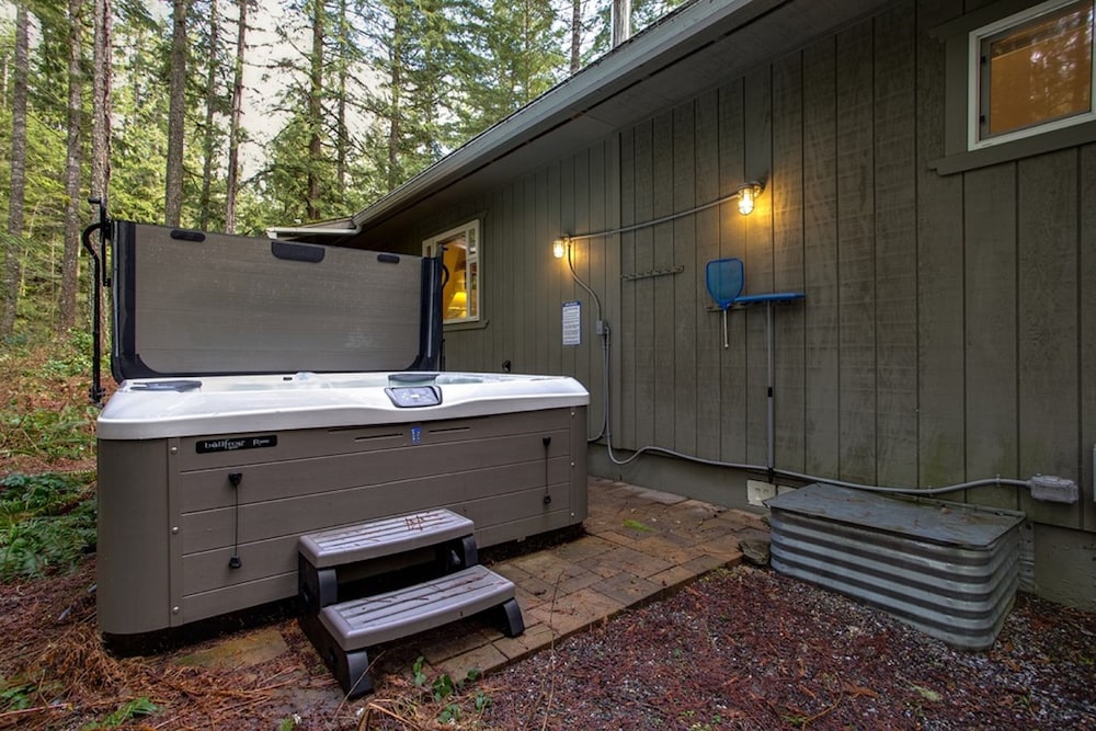 Glacier Springs Cabin - Wood Stove, Hot Tub, Wifi, Sleeps 8