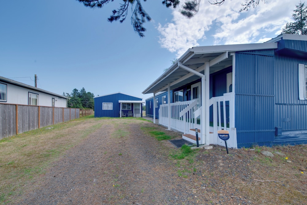Walk to Beach! Fun Retro Retreat in Ocean Shores
