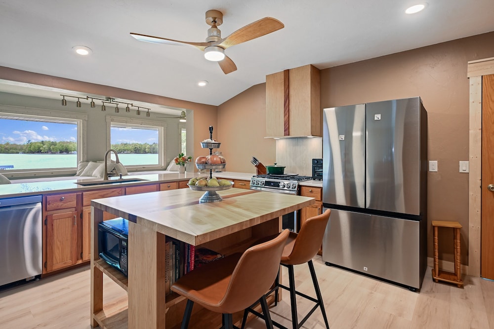 5 BR Family Hangout I Lake Views I Firepit