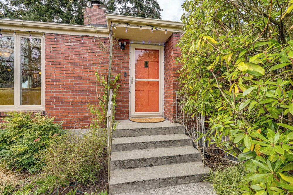 6 Mi to Dtwn Seattle: Walkable Home w/ Hot Tub